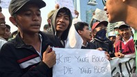 Terkait dengan aksi #STMMelawan tersebut massa pelajar ini menurut polisi berkumpul di DPR karena adanya broadcast yang mengundang mereka datang. Polisi juga sedang mendalami pesan berantai ini.