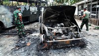 Bus dan mobil itu dibakar saat terjadi aksi yang berujung rusuh semalam.
