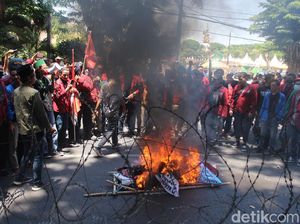 Demo Mahasiswa di Sidoarjo Ditutup Pembakaran Keranda Jenazah