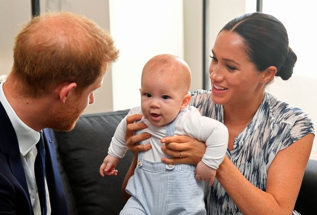 Kira-kira, wajahnya lebih mirip siapa yah? Pangeran Harry atau Meghan Markle? (Foto: Toby Melville - Pool/Getty Images)