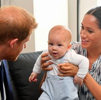 Kira-kira, wajahnya lebih mirip siapa yah? Pangeran Harry atau Meghan Markle? (Foto: Toby Melville - Pool/Getty Images)