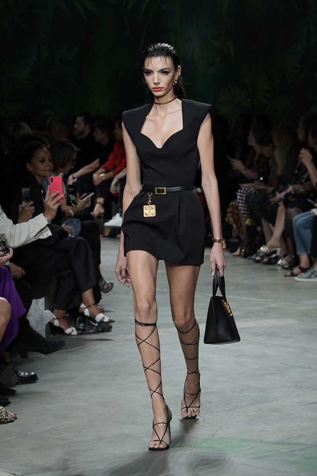 Fashion show koleksi Spring 2020 Versace yang menampilkan busana ala 90-an di Milan Fashion Week 2019, Milan, Italia. Jumat (20/9/2019). Photo by Vittorio Zunino Celotto/Getty Images