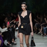 Fashion show koleksi Spring 2020 Versace yang menampilkan busana ala 90-an di Milan Fashion Week 2019, Milan, Italia. Jumat (20/9/2019). Photo by Vittorio Zunino Celotto/Getty Images