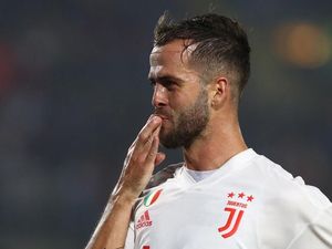 Pjanic Lega Banget Messi Bertahan di Barcelona