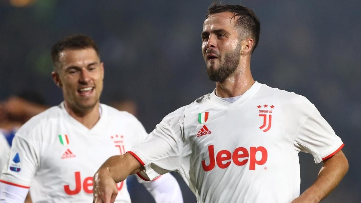 Miralem Pjanic sudah tiba di Barcelona (Foto: Marco Luzzani/Getty Images)