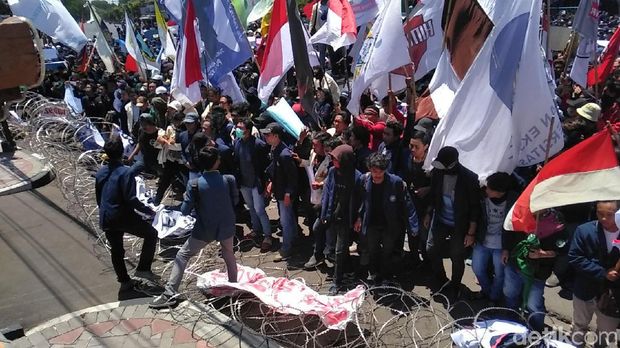 Paksa Masuk DPRD Jatim, Massa Mahasiswa Jebol Kawat Berduri