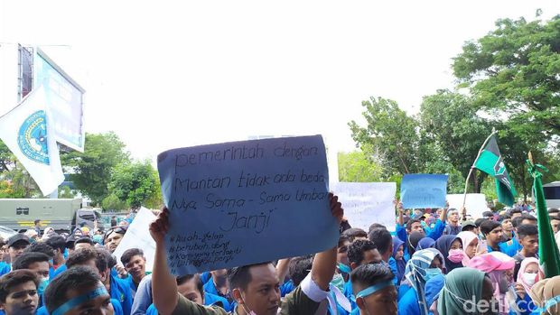 Tolak UU KPK, Massa Bawa Poster: UU-Mu Lebih Kejam dari Undangan Nikah Mantan