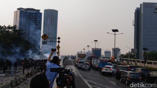 Demo di Flyover Slipi Makin Ricuh! Pelajar Berlarian ke Jalan Tol 