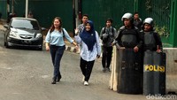 Untuk pengamanan beberapa ruas jalan di jaga oleh polisi anti huru-hara