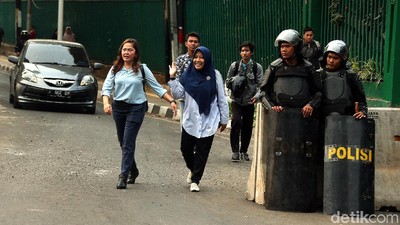 Ada Demo Pegawai Kantor Pulang Jalan Kaki