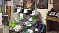 Kalau sudah berada di sini, jangan lupa mampir untuk membeli suvenir berbau alien dan UFO. Seperti topi, gelas, kaus, hingga gantungan kunci. Foto: Istimewa