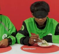 Ini Ekspresi Driver Ojol Saat Cicip Beragam Makanan dengan Mata Tertutup