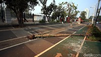 Kawasan Senayan yang sebelumnya bersih dan rapi kini nampak kotor sejumlah tanaman rusak terinjak-injak massa aksi mahasiswa kemarin. (Foto: Rengga Sancaya)