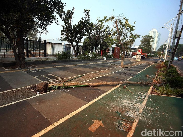 Area sekitar GBK terdampak demo rusuh (Foto: Rengga Sancaya) Area sekitar GBK terdampak demo rusuh (Foto: Rengga Sancaya)