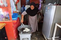 Pedagang yang tengah membuat kuliner memek di Pantai Lantik (Randy/detikcom)