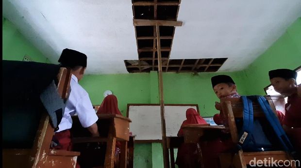 Guru-Siswa SDN 1 Ciawang Tasikmalaya Khawatir Sekolah Ambruk