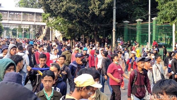 Massa Putih Abu-abu Lempar Petasan ke DPR, Polisi Tembakkan Gas Air Mata