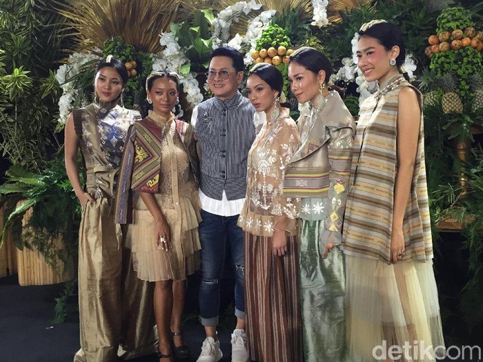 Fashion show Pringgaselapersembahan Denny Wirawan yang dibayangi aksi demo di Jakarta, Rabu (25/9/2019). (Foto: Daniel Ngantung/Wolipop) Fashion show Pringgaselapersembahan Denny Wirawan yang dibayangi aksi demo di Jakarta, Rabu (25/9/2019). (Foto: Daniel Ngantung/Wolipop)
