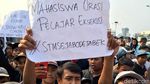 Massa Aksi #STMMelawan Tertahan di Flyover Pejompongan