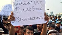 Massa aksi #STMMelawan membawa serta poster saat akan bergerak menuju gedung DPR.