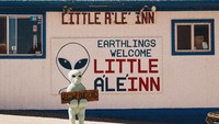 Karena Area 51 tak bisa dimasuki, tapi para pengunjung tetap bisa mampir ke Littla ALeInn, yang ada di Rachel, Nevada. Tempat berkonsep alien ini, merupakan restoran, bar, hingga tempat penginapan. Foto: Istimewa