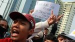 Lihat Lagi Poster Menggelitik Massa Pelajar di Kawasan DPR
