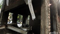Jendela pos polisi juga hancur.