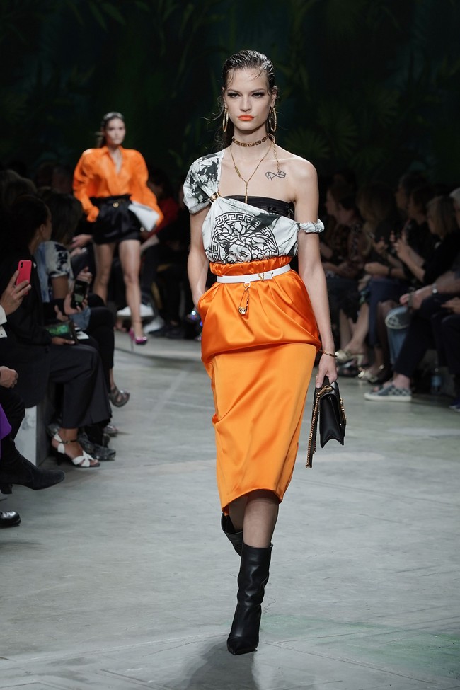 Fashion show koleksi Spring 2020 Versace yang menampilkan busana ala 90-an di Milan Fashion Week 2019, Milan, Italia. Jumat (20/9/2019). Photo by Vittorio Zunino Celotto/Getty Images