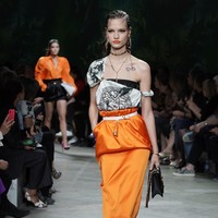 Fashion show koleksi Spring 2020 Versace yang menampilkan busana ala 90-an di Milan Fashion Week 2019, Milan, Italia. Jumat (20/9/2019). Photo by Vittorio Zunino Celotto/Getty Images