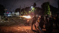 Dari rel kereta api, polisi beraksi. ANTARA FOTO/Aprillio Akbar.
