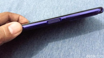 Ada yang unik, peletakan sensor fingerprint ada di samping, tepatnya pada tombol power. Foto: Aisyah Kamaliah/detikINET
