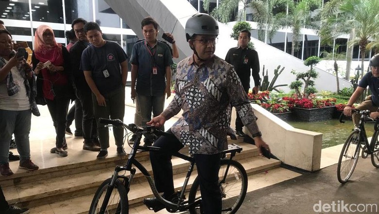 Usai Rapat Pansus Ibu Kota, Anies Tinggalkan DPR Pakai Sepeda Lagi Usai Rapat Pansus Ibu Kota, Anies Tinggalkan DPR Pakai Sepeda Lagi