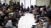 Dalam konferensi pers tersebut LBH menyesalkan intimidasi yang dilakukan oleh aparat kepolisian kepada mahasiswa dan jurnalis yang meliput aksi demo pada Selasa (24/9) lalu.