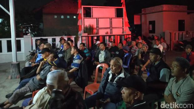 Suasana musyawarah masalah sampah di wilayah Desa Cilebut Timur