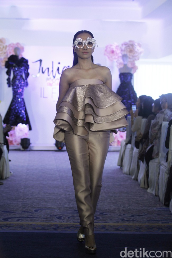 Desainer Julianto memperlihatkan lagi koleksinya ke publik Indonesia setelah sebelumnya ditampilan di New York Fashion Week 2019. Koleksi bertajul IL Fiore ini ditampilkan dalam fashion show yang digelar di Chora Room, The Tribrata, Jl. Darmawangsa III, Jakarta Selatan, Selasa (24/9/2019). Foto: Mohammad Abduh/Wolipop