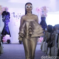 Desainer Julianto memperlihatkan lagi koleksinya ke publik Indonesia setelah sebelumnya ditampilan di New York Fashion Week 2019. Koleksi bertajul IL Fiore ini ditampilkan dalam fashion show yang digelar di Chora Room, The Tribrata, Jl. Darmawangsa III, Jakarta Selatan, Selasa (24/9/2019). Foto: Mohammad Abduh/Wolipop
