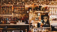 Sudah beroperasi lebih dari 25 tahun, restoran ini jadi destinasi wisata populer bagi penggemar UFO dan alien. Bagian dalam bar dikemas semenarik mungkin dengan hiasan alien. Foto: Istimewa