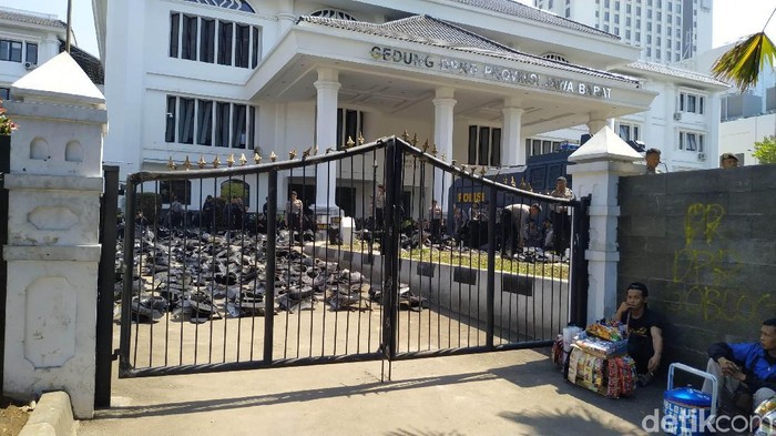 Gedung DPRD Jabar dijaga ketat
