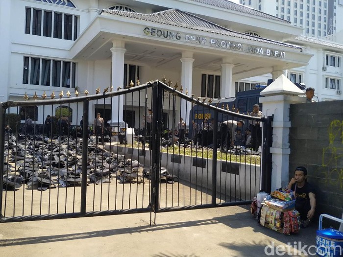 Gedung DPRD Jabar dijaga ketat
