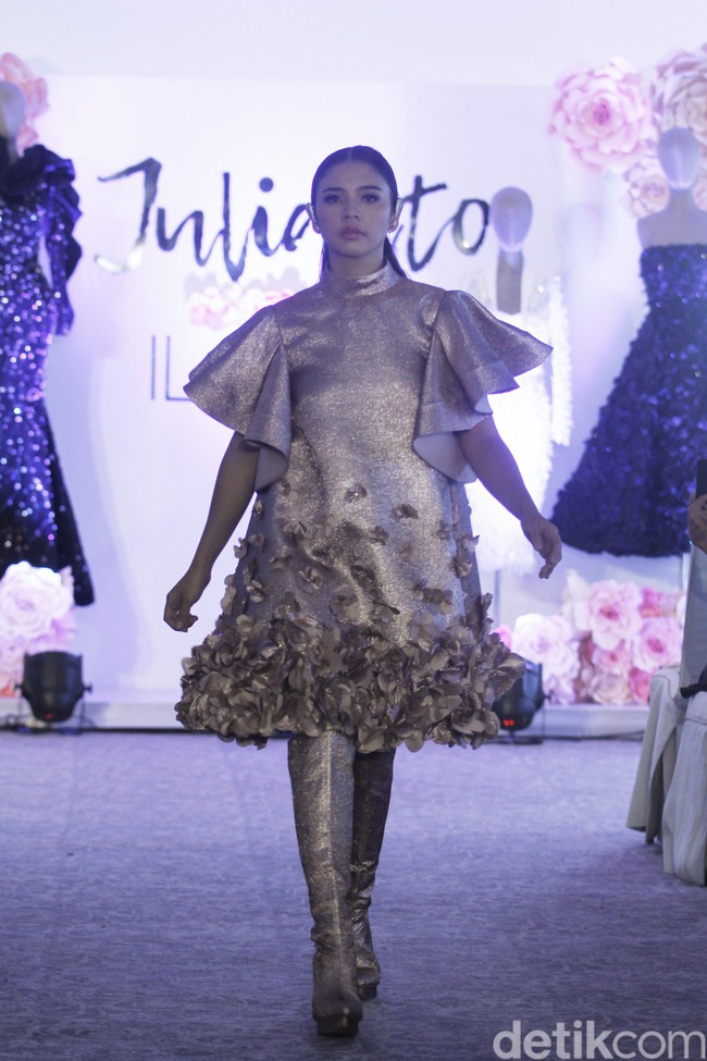 Desainer Julianto memperlihatkan lagi koleksinya ke publik Indonesia setelah sebelumnya ditampilan di New York Fashion Week 2019. Koleksi bertajul IL Fiore ini ditampilkan dalam fashion show yang digelar di Chora Room, The Tribrata, Jl. Darmawangsa III, Jakarta Selatan, Selasa (24/9/2019). Foto: Mohammad Abduh/Wolipop