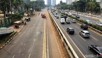 Suasana jalan di depan gedung DPR nampak lengang, pasalnya jalan tersebut telah ditutup pascaaksi demo mahasiswa Selasa (24/9) kemarin. Foto diambil pukul 14.00 WIB.