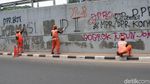 Pascademo, PPSU Bersihkan Vandalisme di Tembok Flyover Senayan