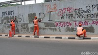 Pembersihan dilakukan dengan mengecat ulang tembok.