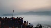 Wisatawan di Gunung Luhur