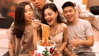 Di usia yang menginjak 49 tahun, Margaret justru masih tampak seperti anak muda. Lihat saja posenya dengan keluarga tercinta saat merayakan ulang tahun dengan cake berbentuk unik. Foto: instagram @margaret vivi