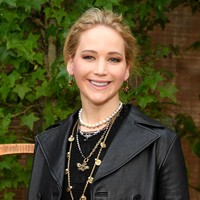 Jelang pernikahan, Jennifer pun tampak bahagia. Di hadapan fotografer, ia memberikan senyum terbaiknya. (Foto: Pascal Le Segretain/Getty Images)