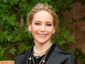 Foto: Wajah Bahagia Jennifer Lawrence di Show Dior Jelang Pernikahan