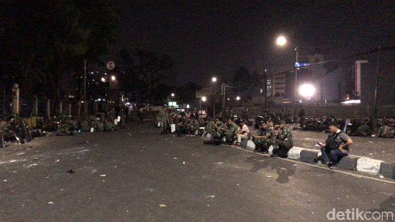 Massa di Jalan KS Tubun Bubar, Personel TNI Berjaga di Slipi Massa di Jalan KS Tubun Bubar, Personel TNI Berjaga di Slipi