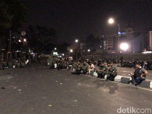 Massa di Jalan KS Tubun Bubar, Personel TNI Berjaga di Slipi