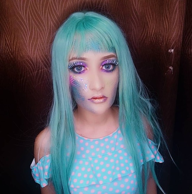 Wanita yang terkenal dengan nama Fykaaschaa Kaka itu mengaku bahwa hobinya ini tak murah. Seperti dikutip World of Buzz, untuk membeli kostum, wig dan peralatan makeup, ia telah menghabiskan biaya hingga Rp 100 jutaan.  Foto: Instagram @@fykaaschaa